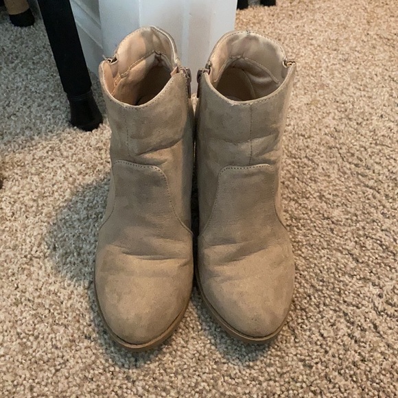 Woman’s booties - Picture 2 of 2